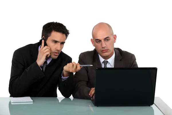 Dos hombres de negocios trabajando juntos — Foto de Stock