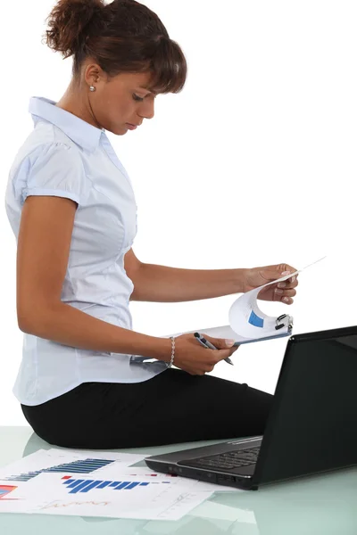 Mujer revisando los resultados de una investigación de mercado —  Fotos de Stock