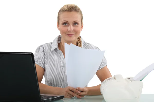 Frau arbeitet am Laptop — Stockfoto