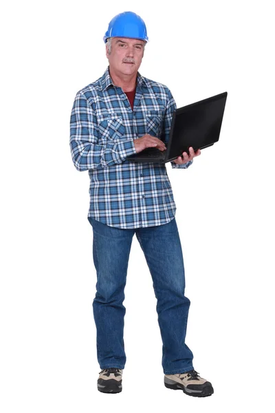 Handwerker mit Laptop — Stockfoto