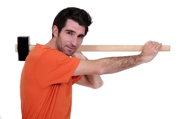 Artesano sosteniendo un martillo en su hombro — Foto de Stock