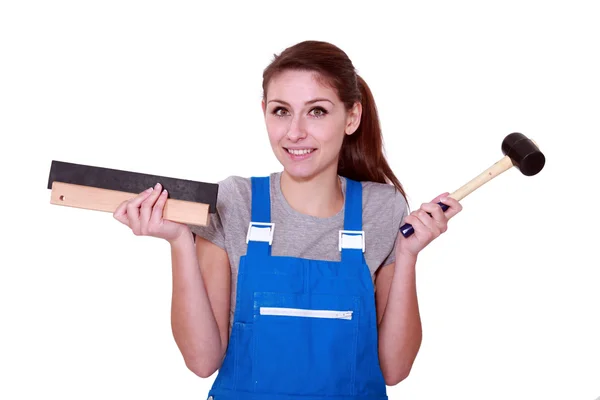 Vrouwelijke werknemer bedrijf hamer — Stockfoto