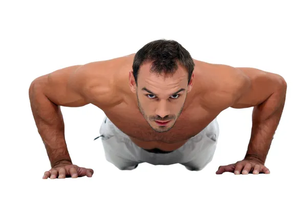 Een man doen push-ups — Stockfoto