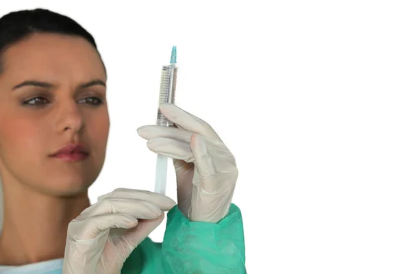 Kvinnlig sjuksköterska anläggning spruta — Stockfoto
