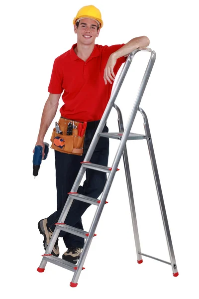 Человек с лестницей стоял у лестницы — стоковое фото