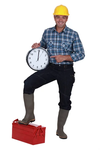 Trabajador manual apuntando al reloj — Foto de Stock