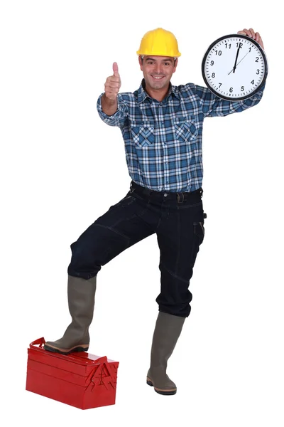 Pulgares hacia arriba de un trabajador de la construcción con un reloj —  Fotos de Stock