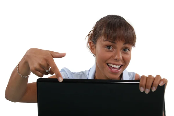 Kvinna som pekar på hennes laptop — Stockfoto