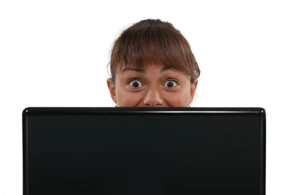 Verängstigte Frau mit Laptop — Stockfoto