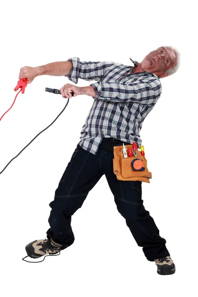 Homem recebendo choque elétrico — Fotografia de Stock