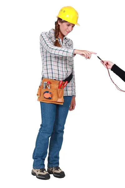 Ženské dělník dotýkat elektrické dráty — Stock fotografie