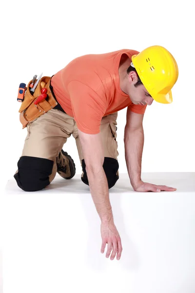 Trabajadores de la construcción alcanzando abajo — Foto de Stock