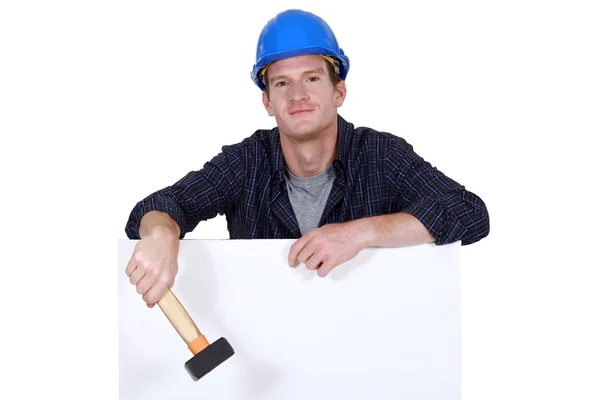 Tradesman posando com um sinal em branco — Fotografia de Stock