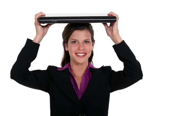 Vrouw met een laptop op haar hoofd — Stockfoto