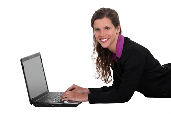 Businesswoman laying on the floor with her laptop. — Stock Photo, Image