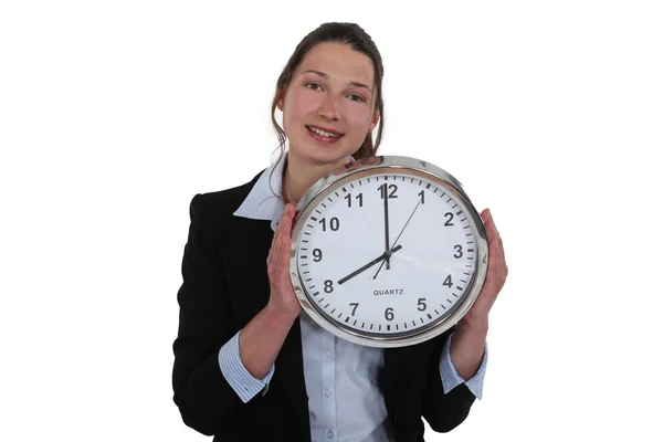 Mujer sosteniendo reloj — Foto de Stock