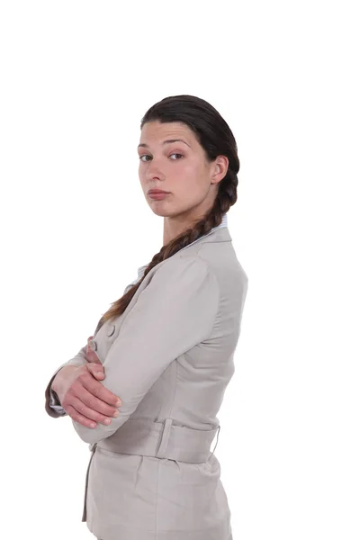 Femme aux armes croisées boudant — Photo