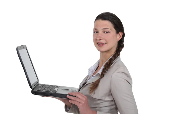 Jovem mulher de pé com laptop — Fotografia de Stock