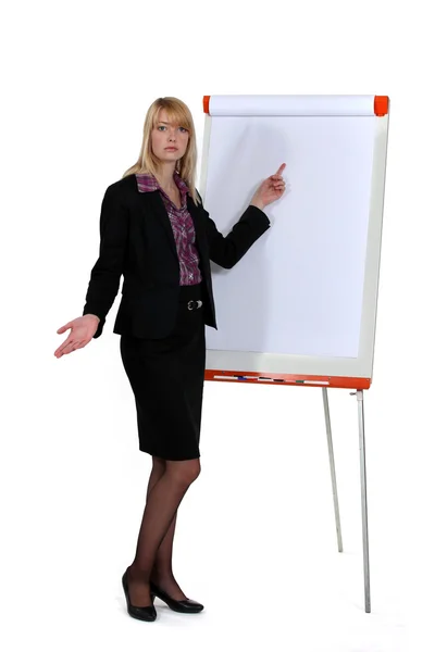 Mulher de negócios em pé por um gráfico flip — Fotografia de Stock