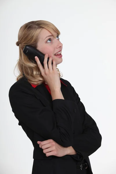 Un biondo carino al telefono . — Foto Stock