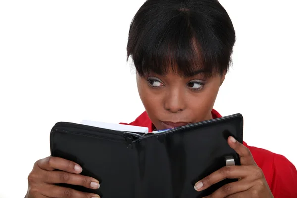 Mujer leyendo secretamente el diario — Foto de Stock