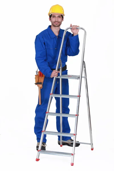 Werknemer met een trapladder — Stockfoto