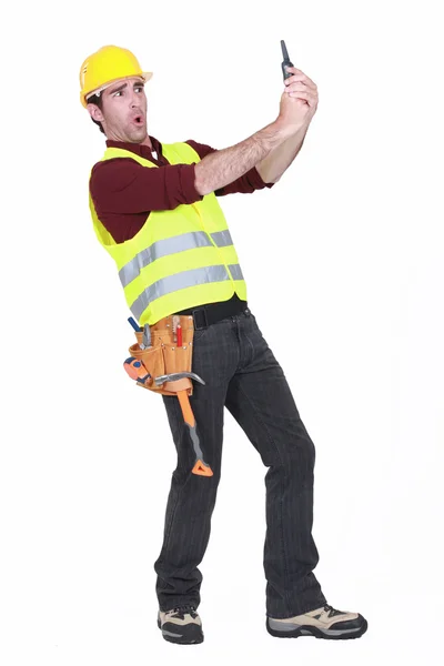 Trabalhador da construção chocado com o seu walky talky — Fotografia de Stock
