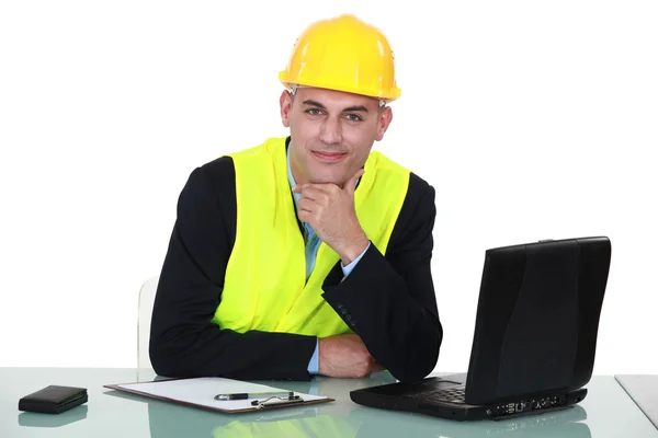 Ingenieur sitzt mit Laptop — Stockfoto