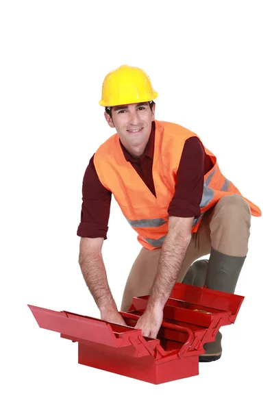 Arbeiter räumt seinen Werkzeugkasten auf — Stockfoto