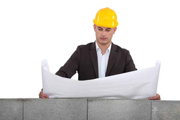 Hombre mirando por encima de una pared — Foto de Stock