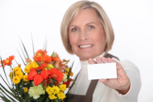Boş bir kart ile çiçekçi — Stok fotoğraf