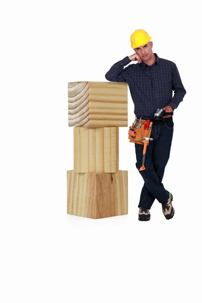 Bouwer met houtblokken — Stockfoto