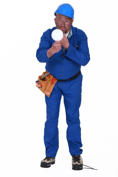 Inexperienced electrician with bulb — Stock Photo, Image