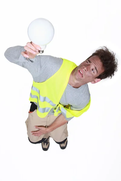 Електрифікована людина тримає лампочку — стокове фото