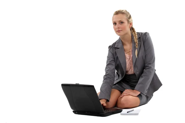 Zakenvrouw zittend op de vloer met laptop — Stockfoto