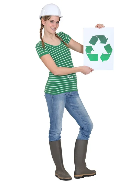 Γυναίκα που κρατά ανακυκλώνουμε λογότυπο — Φωτογραφία Αρχείου