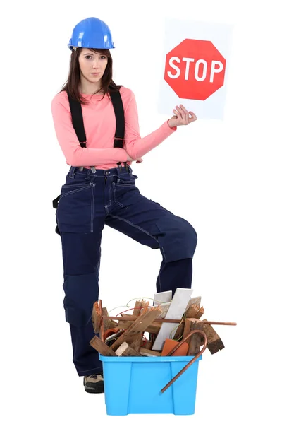 Frau hält Stoppschild — Stockfoto