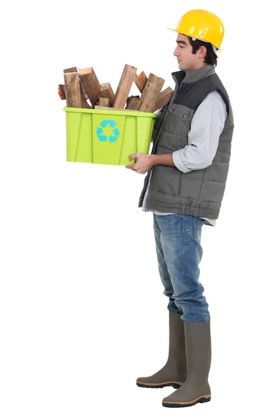 Homem reciclagem de madeira . — Fotografia de Stock