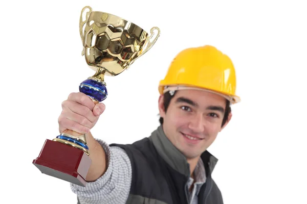 Mladý podnikatel zvedl trofej — Stock fotografie