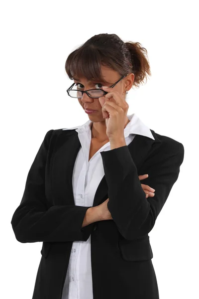 Frau wacht über ihre Brille — Stockfoto