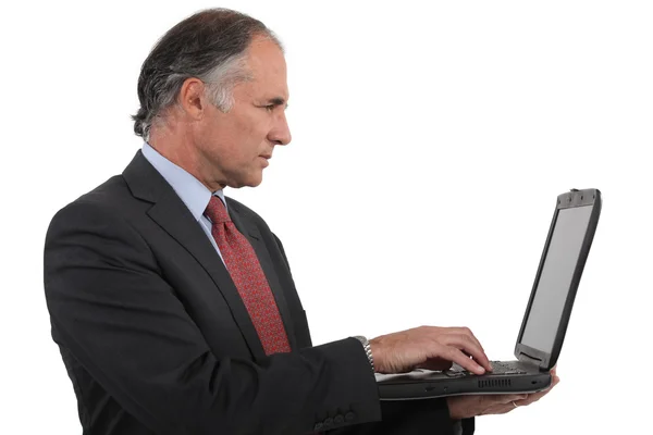 Affärsman som håller sin laptop — Stockfoto
