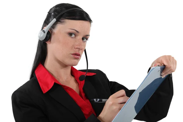 Mujer con auriculares y micrófono escribiendo —  Fotos de Stock