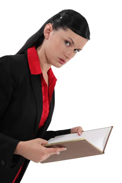 Una mujer de negocios leyendo un libro . — Foto de Stock