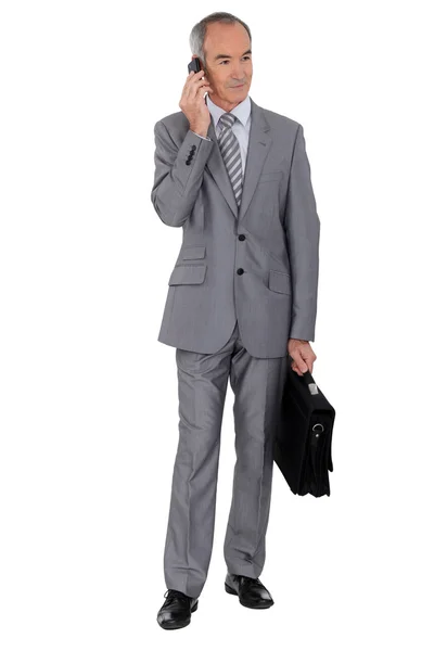 Hombre mayor en traje sobre fondo blanco — Foto de Stock