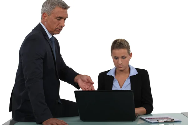 Jefe sentado con joven empleado — Foto de Stock