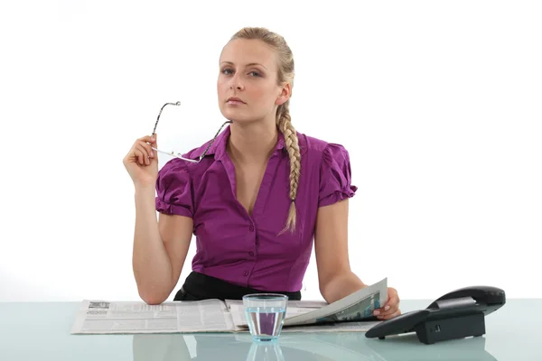 Jonge vrouw die krant leest — Stockfoto