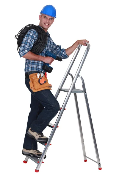 Een handelaar klimmen een trapladder — Stockfoto