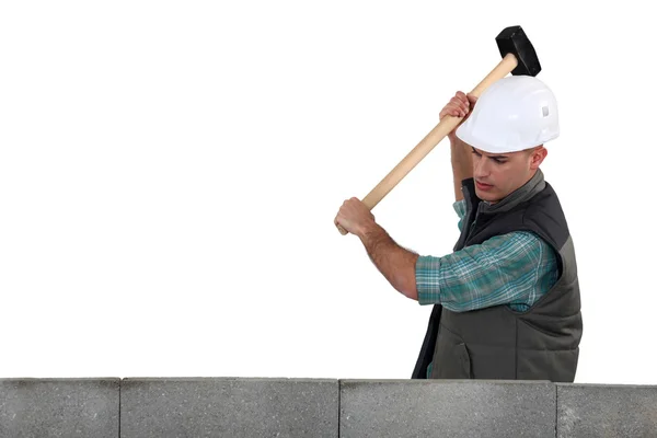 Handwerker mit dem Holzhammer — Stockfoto