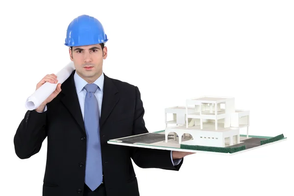 Arquitecto holding modelo de vivienda — Foto de Stock