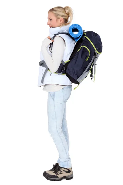 Kvinnliga backpacker i profil — Stockfoto